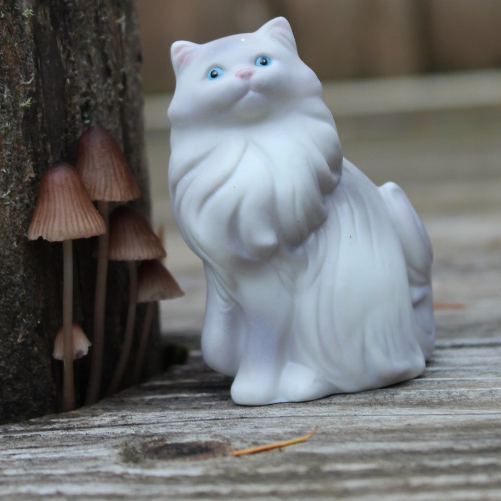 1984 Avon Persian Porcelain Kitty Cat Figurine 3" Sweet  Item in nice vintage co